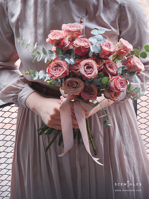 minimalist-cappuccino-rose-bridal-flower-bouquet-hand-tied-02-600x800 (Pre-order) Minimalist Cappuccino Rose Bridal Bouquet - Image 5